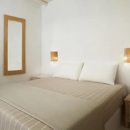 West Side Pool House By Hostandros