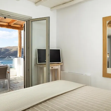 West Side Pool House By Hostandros Gavrio