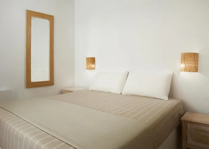 West Side Pool House By Hostandros