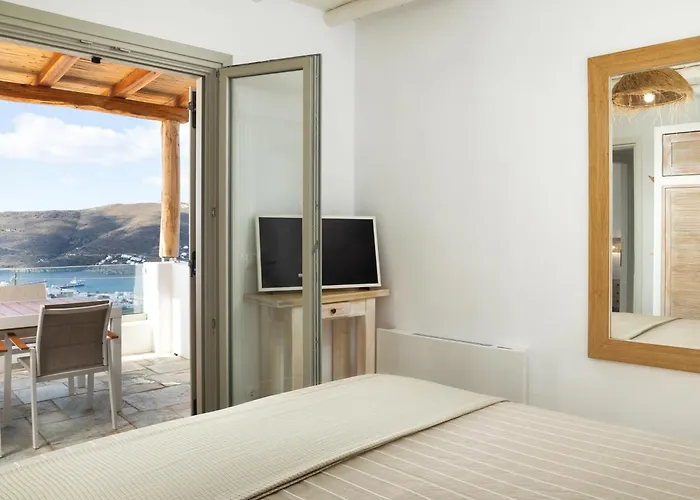 West Side Pool House By Hostandros Gavrio